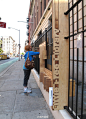 纽约的一家rakatansky工作室在一个大学的栅栏上设了一个木制的柜子，筑起了“free for all”小小图书馆，让行人可以随手拿起一本书翻阅。比起大型广告牌，这样的广告和品牌露出，是不是更有意义？在这个城市培养阅读气氛的同时，也在与城市人互动。