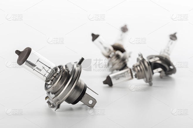 白色背景上的汽车灯泡