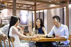 朋友们聚餐_全景网