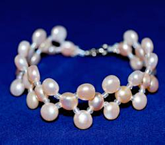 一骑独追风采集到Pearl Bracelet