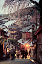 Ninen-zaka and San’nen-zaka approaches, Kyoto, Japan(by Ming-chun)。日本京都三年坂(产宁坂)。位于清水寺附近的清水坂、二年坂和产宁坂是三条历史保护街区。三年坂建造于大同3年（808），连结清水坂与二年坂。由于这段坡道是通往祈求平安生产的子安塔（泰产寺）的参道，且日文读法中的生产平安“产宁”和“三年”发音接近，因此三年坂也被称为产宁坂。两旁房舍多半是江户时期的町屋木造房子，沿途商家多半贩卖清水烧、京都特产古风瓷品店以及古意盎然的饮食店和纪念品