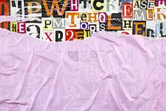撕破和皱巴巴的紫色光泽纸上的彩色拼贴从杂志剪报与字母和数字的背景。