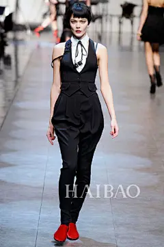 【最新图片】性感复古调！杜嘉班纳(Dolce&amp;Gabbana)2010春夏女装秀场，海报网2010春夏米兰时装周“零距离”报道！_海报时尚网图片库