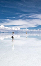 玻利维亚乌尤尼盐沼。在雨后，这片湖面会像一面镜子，反射出蓝天的蓝色，这就是传说中的“天空之镜 ”，被称为地球上最平坦的地方，和世界的尽头。