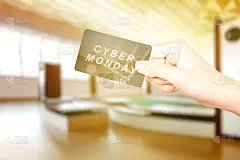 双手展示一张卡片，上面写着“网络星期一”