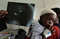 【2014法新社年度照片精选】3月26日，肯尼亚内罗毕国家医院，X光显示在这个名为Satrin Osinya孩子的头部有一颗子弹，他仅有18个月大。