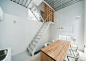 这是由日本建筑师隆二藤村设计的住宅，位于神奈川县。他合理利用了走廊处的空间，将其打造成为两层楼高的书架，制造足够的存储空间。此外房间主要采用木质装修，日本风味十足，简洁而大方。_装修图片_新窝网