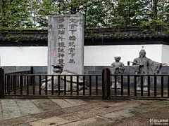 上清宫整个建筑以三清殿和玉皇殿为中心，分八门四方。现我们只看到大上清宫门楼、钟楼...