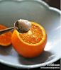【最好的止咳方法——盐蒸橙子】做法： 1、彻底洗净橙子，可在盐水中浸泡一会儿；2、将橙子割去顶，就象橙盅那样的做法；3、将少许盐均匀撒在橙肉上，用筷子戳几下，便于盐份渗入；4、装在碗中，上锅蒸，水开后再蒸大约十分左右；5、取出后去皮，取果肉连同蒸出来的水一起吃。（转）