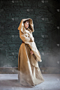 中世纪的女巫形象，精灵。一种由天然面料制成的连帽衫。女孩，童话里的女人，幻想.