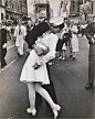 摄影史上的经典吻照 Alfred Eisenstaedt的传世经典——胜利之吻：1945年8月14日，胜利的喜讯传到家门，二战在一片欢呼中结束了。纽约时代广场上���一个水兵小伙子兴奋地亲吻身边不认识的护士，这张照片成为历史上和摄影史上尤为经典的接吻瞬间。

