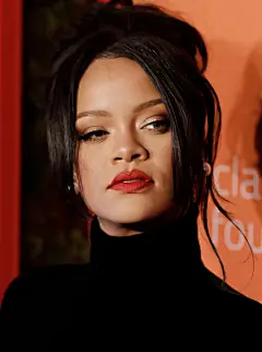 蕾哈娜#Rihanna#最新活动现场再来一波表情包素材！大家可以开始了！#蕾哈娜 黑色丝绒鱼骨伞裙#  ​​​​