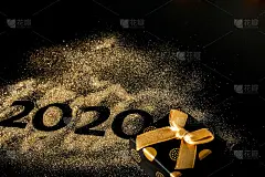 2020年新年快乐。创意拼贴数字2和零组成了2020年。美丽闪亮的金色数字2020和礼物在黑色的背景