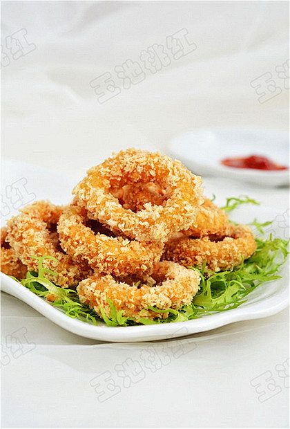 酥炸鱿鱼圈
冰冻鱿鱼圈350克，玉米淀粉...
