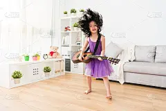 女儿，在音乐中嗨起来。