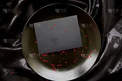 豪华黑色的黑色背景与地方的广告与明亮的星星。卡业务。优雅的生日贺卡。极简主义的概念。时尚的风格