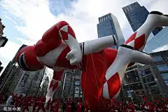 纽约举行梅西感恩节大游行 卡通气球靓丽花车纷纷登场 - 海报新闻