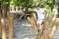 现代操场上的儿童障碍赛。小孩用身体平衡过木桥。发展孩子的敏捷性和勇气。