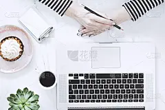 社交媒体，博客，网站的概念，现代室内的俯视图，大理石桌子，女人的手，咖啡杯，多汁，蛋糕和笔记本。