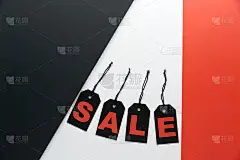文字销售写在黑色的硬纸板标签或价格标签，与电线隔离在黑暗的背景。BlackÂ周五，购物，销售和营销的