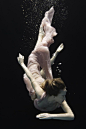 Nadia Moro，意大利女时尚摄影师，她的这组水下摄影作品名为《Behind the Surface》，真是给人一种惊艳的感觉。她邀请了一些舞蹈演员演绎水下芭蕾，捕捉到这些难能可贵的灵动瞬间，这种情景用“唯美”来形容真是恰如其分。
