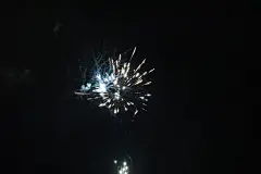 图片闪耀背景璀璨免费新年素材点燃火花鞭炮多姿多彩热闹春节除夕高清喜庆爆竹燃烧烟花光芒四射爆炸818A9838 – 饿狐背景网站-微距高清设计素材免费图片下载海报壁纸摄影背景素材，背景图，背景墙，背景板，背景图片，背景纹理，背景板设计，背景材质，背景大图