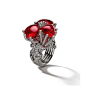 Barocco以白金和钻石立体镶托三颗红色尖晶石，以带有动态感的3D方式呈现一朵花的绽放过程。@北坤人素材