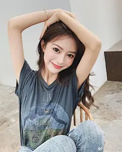 #王思聪新女友# #王靜雅#，二人在澳门街头吃路边摊被捕获。网友说思聪的网红新女友真的一届不如一届，大家觉得这位如何？街拍君印象还停留在雪梨、豆得儿阶段~ ​​​​