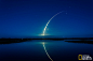 猎鹰9号从佛州卡纳维拉尔角空军基地发射升空，在黑暗的夜空留下一道明亮清晰的弧形光束。你来掌镜摄影师Grant Collins在3月一个寒冷的黎明拍摄了这张照片。猎鹰9号的设计和制造商SpaceX是第一个造访国际空间站的商业运输公司。