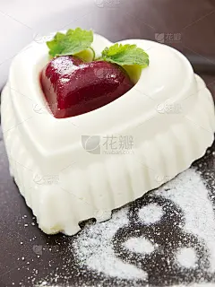 心形的浆果果冻甜点