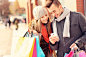 一对夫妇购物与智能手机在城市的一张图片