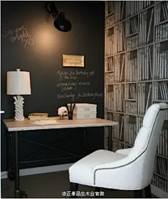 正泰品生木业官微：#品味生活#壁纸是很多家装一族都会选取的装修材料，以假乱真的壁纸更是出奇制胜，在满足基本装饰外更是添了不少居住趣味。书房一面墙做黑板处理，有助于屋主写写画画、深刻思考。边侧仿书架的壁纸让小书房书生气更为浓郁。