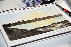 【简潔の水彩】#米蒂风景水彩# 这幅画很特别哦，还是第一次画明星拍的照片，相信每一幅作品都有不同的回忆，记录自己的人生印记，送给小凯吧 @TFBOYS-王俊凯 #水彩##风景##插画#