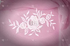 质地、背景、模式。花边的白色织物。用蕾丝面料制成的花。粉红色背景的丝绸织物。贺卡。桌面的壁纸。屏幕保