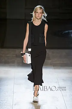更温柔、自如的穿衣境界！Victoria Beckham 2015春夏女装秀，海报时尚网带你亲临2015春夏纽约时装周_第4页_Victoria Beckham品牌