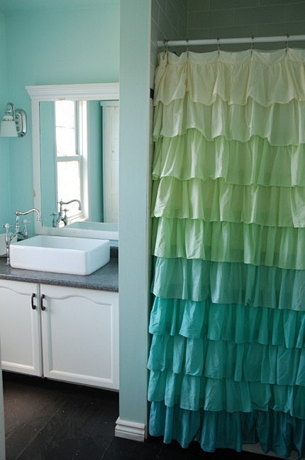 渐变色，层叠的帘子，让卫浴空间更加灵动。
