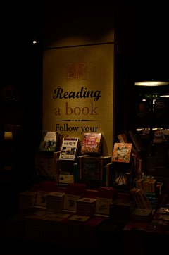 主题“书之光”手机壁纸
那怕在黑暗与困境之中，相信知识也一定可以绽放无限的光芒当你觉得人生不得意之时，便去读书吧书籍会让你静下心来，文字令你充满自信，知识可以武装你的力量制作人央神dark