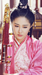 [cp]《思美人》【昭碧霞】她是屈原的结发妻子，陪着他一生，是屈原生命中很重要的一个人。出身高贵蕙质兰心，精通音律的她更是被誉为楚国第一琴师，无论是垂首弹奏箜篌还是泪目盈盈，都显得温婉娴静。@梁田-Eliza ​​​[/cp]