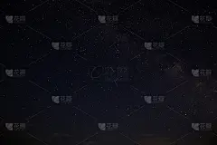山中湖上的星空令人惊叹。美丽的夜空，银河和流星。惊人的景观。从营地帐篷看天空