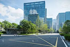 中国青岛的城市道路和现代化的办公大楼