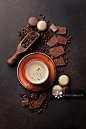 咖啡杯，巧克力和马卡龙放在厨房的旧桌子上图片素材