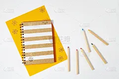 平躺与木制彩色铅笔，时尚copybook书写和绘制在桌面上的工作空间与复制空间。绘画用品。前视图。