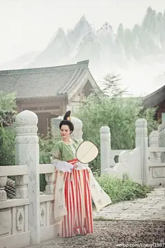 柏栏杆，雾花吹鬓海风寒，浩歌惊得浮云散。细数青山，指蓬莱一望间。纱巾岸，鹤背骑来惯。举头长啸，直上天坛。服装@裝束与樂舞  摄影@粉黛流芳中国古典服饰艺术摄影  #汉服摄影#