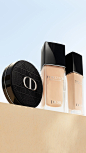 The new Forever Glow complexion routine.
Enhance your glow by combining the Dior Forever Skin Glow foundation with the Dior Forever Skin Glow Cushion, unlocking a revitalizing 24H hydrating glow. Experience the magic of a more even skin tone and amplified