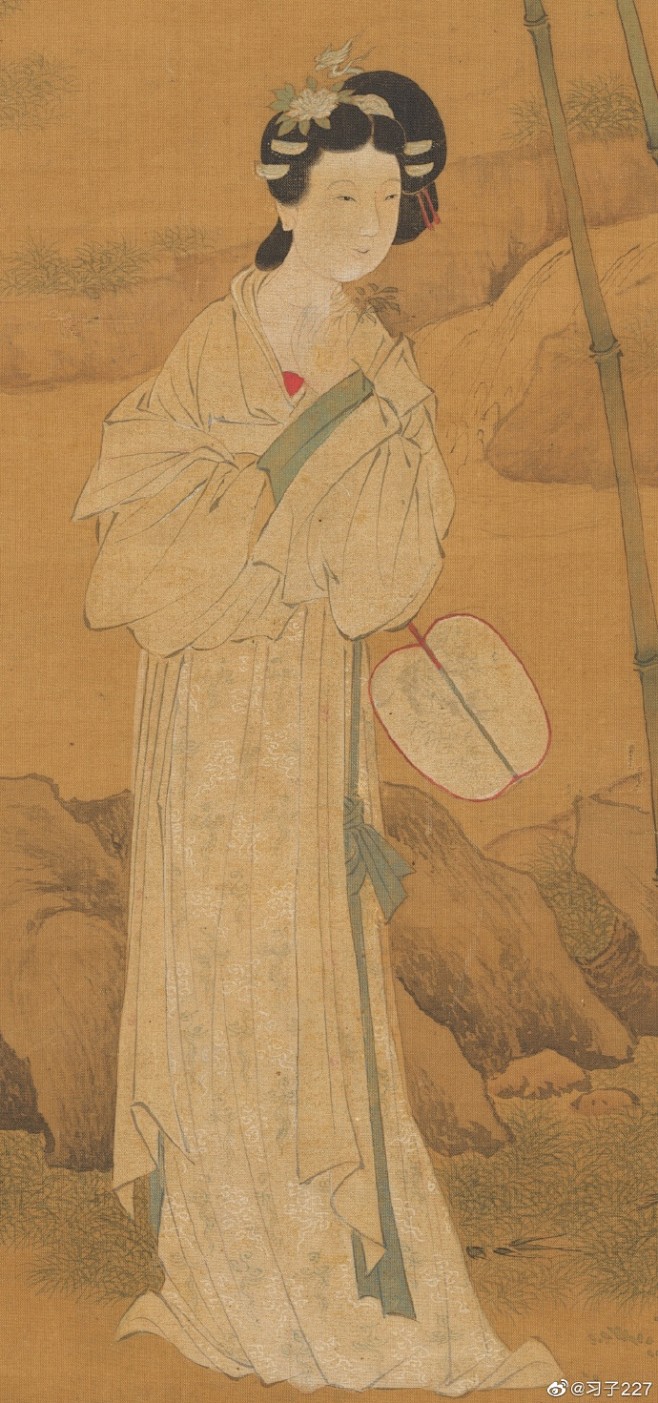 德安南宋周氏墓 墓葬出土头饰服饰都可以和南宋绘画相互对应。很可惜出土报告没有具体描述头顶的冠子，只是讲了高高的发髻中填有假发。额头的帘梳，鬓角 ...
