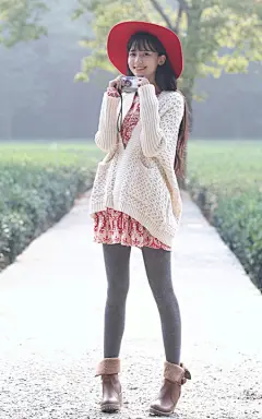 立体织花蝙蝠袖针织开衫外套，搭配复古碎花收腰连衣裙，穿双羊羔毛可翻边短靴，秋日最美学院风。