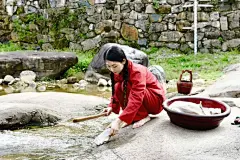 天台最美&quot;村姑&quot;：牵着牛,抱着娃,忙了农事忙到家！