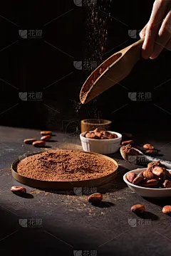 碗与有机可可粉和芳香的生可可豆在黑暗的乡村木质背景。