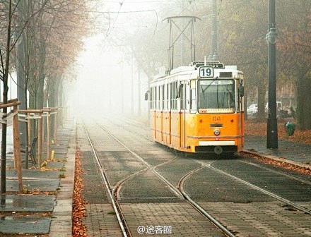 我们隔的不远，却相逢在别处。 旅行给了缺...