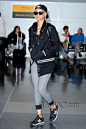 当地时间5月31日，蕾哈娜 (Rihanna) 反戴棒球帽帅气现身纽约机场。